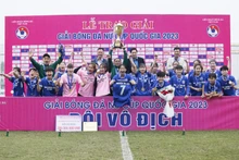 Các cô gái Than Khoáng sản Việt Nam ăn mừng chức vô địch quý giá. (Ảnh: Minh Hoàng)