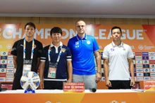 Huấn luyện viên trưởng và đội trưởng của hai đội tại buổi họp báo. (Ảnh: VFF)