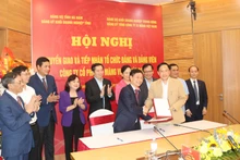 Các đại biểu chứng kiến Lễ chuyển giao tổ chức Đảng, đảng viên của VICEM Bút Sơn về Đảng uỷ VICEM