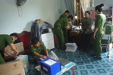 Khám xét nơi ở của 2 đối tượng, cơ quan Công an đã thu giữ nhiều tang vật, tài liệu có liên quan. 