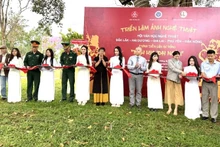 Các đại biểu cắt băng khai mạc triển lãm.