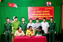 Đại diện Đồn Biên phòng Sê-rê-pốk, chính quyền địa phương và buôn Trí ký kết tham gia thực hiện mô hình “Thôn, buôn không có ma túy, tệ nạn”.