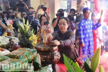 Phó Bí thư Thường trực Tỉnh ủy, Chủ tịch Hội đồng nhân dân tỉnh Đắk Lắk Huỳnh Thị Chiến Hòa dâng hương tưởng nhớ các Vua Hùng.