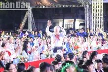 Phó Thủ tướng Thường trực Chính phủ Nguyễn Hòa Bình tại Đêm hội Trăng rằm “Lồng đèn thắp sáng ước mơ” năm 2024.