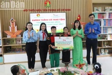 Anh Bùi Quang Huy, Bí thư thứ nhất Trung ương Đoàn và chị Nguyễn Phạm Duy Trang, Bí thư Trung ương Đoàn, Chủ tịch Hội đồng Đội Trung ương trao tặng công trình “Không gian đọc sách, tương tác và sinh hoạt Đội” cho lãnh đạo Trường Tiểu học Võ Thị Sáu.