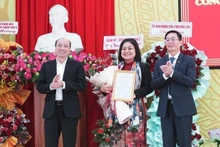 Bí thư Tỉnh ủy Đắk Lắk Nguyễn Đình Trung và Phó Bí thư Tỉnh ủy, Chủ tịch Ủy ban nhân dân tỉnh Đắk Lắk Phạm Ngọc Nghị trao quyết định và tặng hoa chúc mừng đồng chí H Yim Kđoh.