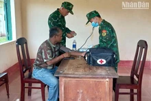 Thiếu úy Ta Bun được Quân y Đồn Biên phòng Ea H’leo chăm sóc sức khỏe ban đầu.