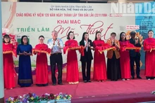 Các đại biểu cắt băng khai mạc triển lãm.