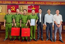 Ông Lê Đức Huy (người đứng thứ 3 từ phải sang), Chủ tịch Hội đồng thành viên Công ty trách nhiệm hữu hạn một thành viên xuất nhập khẩu 2/9 Đắk Lắk (Simexco Daklak) trao thư cảm ơn và quà cho lãnh đạo Phòng Cảnh sát điều tra tội phạm về tham nhũng, kinh tế, buôn lậu, môi trường, Công an tỉnh Đắk Lắk. 