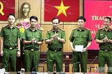 Lãnh đạo Công an tỉnh Đắk Lắk khen thưởng đột xuất cho Phòng Cảnh sát Kinh tế về thành tích xuất sắc trong công tác đấu tranh phòng, chống buôn lậu. 