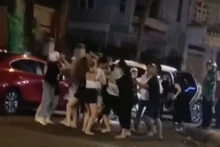 Do mâu thuẫn trên bàn nhậu nên một số cô gái đã lao vào đánh nhau gây náo loạn cả khu phố vào tối 6/6 tại thành phố Buôn Ma Thuột. 