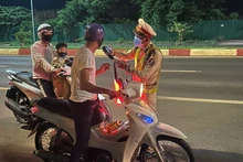 Lực lượng Cảnh sát giao thông, Công an tỉnh Đắk Lắk kiểm tra nồng độ cồn các trường hợp tham gia giao thông. 