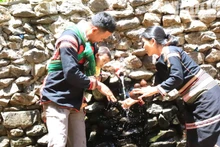 Một gia đình người Ê Đê ở buôn Kli A, phường Đạt Hiếu, thị xã Buôn Hồ lấy nước ở bến nước về sinh hoạt.