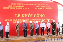Công an tỉnh Đắk Lắk khởi công xây dựng nhà ở cho hộ nghèo, hộ cận nghèo trên địa bàn xã Ea Drông, thị xã Buôn Hồ theo Đề án xóa nhà tạm, nhà dột nát trên địa bàn tỉnh trong năm 2025. 