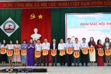 Lãnh đạo Sở Giáo dục và Đào tạo trao tặng cờ lưu niệm cho các đơn vị dự thi.