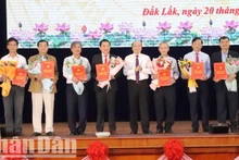 Chủ tịch Ủy ban nhân dân tỉnh Đắk Lắk Phạm Ngọc Nghị trao quyết định cho các đồng chí xin nghỉ công tác hưởng chế độ hưu trí và nghỉ công tác chờ hưởng chế độ hưu trí trước hạn tuổi để tạo điều kiện cho công tác bố trí, sắp xếp tổ chức bộ máy được thuận lợi. 
