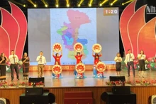 Phần thi chào hỏi của huyện Ea Kar.