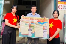 Đại diện Báo Nhân Dân tại Đắk Lắk tặng phụ san đặc biệt của Báo Nhân Dân kỷ niệm 50 năm Ngày giải phóng miền nam, thống nhất đất nước cho bạn đọc.