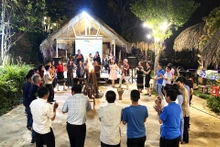 Khách du lịch đến tham quan và trải nghiệm tại Khu du lịch sinh thái Ako-Ea, thành phố Buôn Ma Thuột.