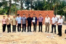 Đoàn công tác của Ủy ban nhân dân huyện Lắk đến thăm và hỗ trợ kinh phí làm nhà cho gia đình anh Trần Đăng Ninh ở thôn Mê Linh 2, xã Buôn Triết.