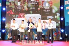 Phó Chủ tịch Ủy ban nhân dân tỉnh Đắk Lắk Nguyễn Thiên Văn và Chủ tịch Hiệp hội Cà-phê Buôn Ma Thuột Trịnh Đức Minh trao giải Nhất, Nhì, Ba cho các doanh nghiệp đoạt giải về cà-phê Robusta.