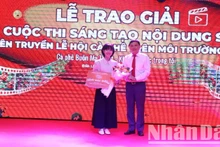 Phó Chủ tịch Thường trực Ủy ban nhân dân tỉnh Đắk Lắk Nguyễn Tuấn Hà, Trưởng Ban tổ chức Lễ hội Cà-phê Buôn Ma Thuột lần thứ 9 năm 2025 trao giải Đặc biệt cho tác phẩm “Cà-phê - điểm tựa của những giấc mơ” của tác giả Phạm Phương Uyển.
