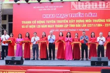 Các đại biểu cắt băng khai mạc triển lãm.