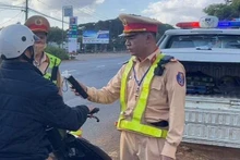 Lực lượng Cảnh sát giao thông kiểm tra nồng độ cồn các trường hợp điều khiển phương tiện giao thông.