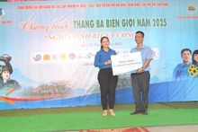 Đại diện lãnh đạo Tỉnh đoàn Bình Dương trao biểu trưng tổng nguồn lực trị giá 400 triệu đồng tặng nhân dân và chính quyền xã Ia Lốp.
