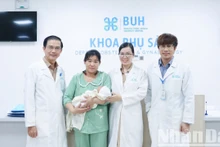 Gia đình chị N.T.T ở huyện Ea H’leo, tỉnh Đắk Lắk chụp ảnh lưu niệm cùng Ban giám đốc Bệnh viện và các bác sĩ Đơn vị IVFMD Buôn Ma Thuột.