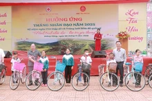 Lãnh đạo Trung ương Hội Chữ thập đỏ Việt Nam và Hội chữ thập đỏ tỉnh Đắk Lắk Lắk tặng xe đạp cho các em học sinh hiếu học.