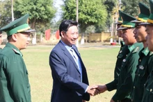 Đồng chí Nguyễn Thượng Hải, Ủy viên Ban Thường vụ Tỉnh ủy, Trưởng ban Tổ chức Tỉnh ủy Đắk Lắk đến thăm, chúc Tết cán bộ, chiến sĩ Tiểu đoàn Huấn luyện-Cơ động.