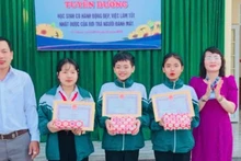 Ban Giám hiệu Trường Trung học cơ sở Lê Hồng Phong tuyên dương, khen thưởng đột xuất ba em học sinh có hành động đẹp, nhặt được của rơi, trả lại người đánh mất.