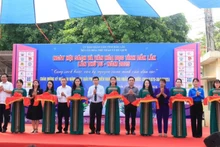 Các đại biểu cắt băng khai mạc Ngày hội Sách và Văn hóa đọc tỉnh Đắk Lắk lần thứ 4 năm 2025.
