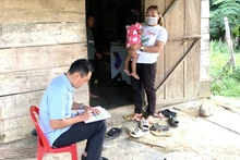 Cán bộ Trung tâm Kiểm soát bệnh tật tỉnh Đắk Lắk kiểm tra thông tin về bệnh viêm não Nhật Bản tại buôn Năng, xã Cư Prao, huyện M’Đrắk. (Ảnh: Mai Lê).