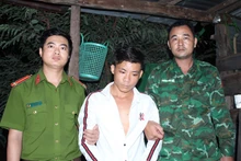 Lực lượng chức năng bắt giữ đối tượng Võ Văn Út về hành vi tàng trữ trái phép chất ma túy.