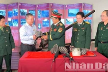 Trung tướng, tiến sĩ, Anh hùng lực lượng vũ trang Đoàn Sinh Hưởng trao các hiện vật quý giá về Chiến thắng Buôn Ma Thuột cho Bảo tàng Đắk Lắk.