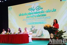 Phó chủ tịch Ủy ban nhân dân huyện Krông Pắc Ngô Thị Minh Trinh thông tin về Lễ hội Sầu riêng Krông Pắc lần thứ 2 - năm 2024 tại buổi họp báo. 