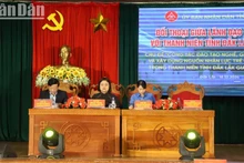 Phó Chủ tịch Ủy ban nhân dân tỉnh Đắk Lắk H’Yim Kdoh và đại diện các sở chủ trì buổi đối thoại.