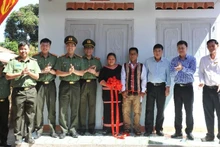 Công an tỉnh Đắk Lắk và các ngành chức năng, chính quyền địa phương bàn giao nhà tình nghĩa cho gia đình bà Rơ Âu H’hra tại buôn Dang, xã Ea H’leo, huyện Ea H’leo. (Ảnh: CTV)