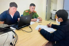 Lực lượng Công an làm việc với đối tượng N.H.V. về việc đăng tải thông tin sai sự thật.