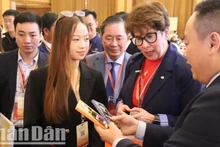 Bà Vanusia Nogueira, Tổng Giám đốc Tổ chức Cà-phê thế giới (ICO) (người thứ 2 từ phải sang) hết sức ngạc nhiên trước sự đa dạng của các sản phẩm cà-phê của tỉnh Đắk Lắk.