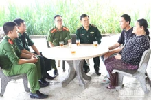 Cán bộ Đồn Biên phòng Đắk Ruê và Lực lượng Công an xã Ea Bung, huyện Ea Súp thăm hỏi, động viên gia đình có người bị lừa bán sang Trung Quốc.