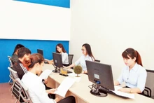 Thực hiện thủ tục công chứng cho người dân tại một phòng công chứng ở Hà Nội. (Ảnh: NGUYỄN GIA)