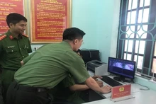 Công an huyện Ứng Hòa kiểm tra dữ liệu từ hệ thống camera giám sát an ninh trật tự. (Ảnh Công an thành phố Hà Nội) 