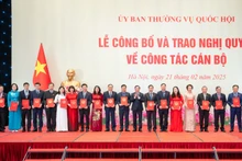 Phó Chủ tịch Quốc hội Nguyễn Khắc Định trao Nghị quyết của Ủy ban Thường vụ Quốc hội về công tác cán bộ. Ảnh: quochoi.vn
