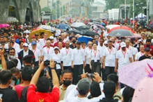 Tổng thống Indonesia Joko Widodo (giữa, đội mũ bóng chày màu đen) dẫn đầu đoàn diễu hành tới một sân khấu được lắp đặt tại vòng xoay giao thông của Khách sạn Indonesia ở Jakarta vào ngày 29/1/2023. (Ảnh: thejakartapost.com)