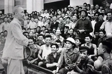 Bác Hồ gặp gỡ công nhân Nhà máy Xe lửa Gia Lâm, Hà Nội năm 1955. (Ảnh tư liệu)