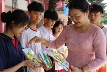 Trao tặng sách cho học sinh tại Đắk Lắk.