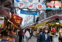 Người dân mua sắm tại một chợ ở Tokyo, Nhật Bản. (Ảnh: AFP/TTXVN)